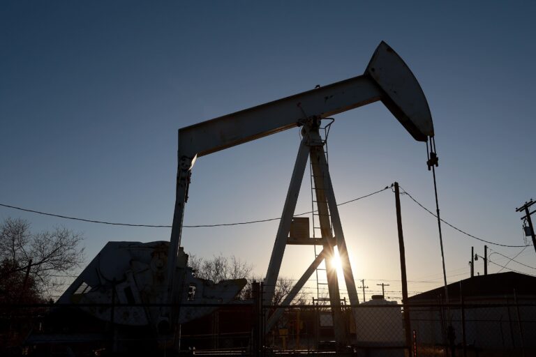 Нефть упала более чем на 1% — в чем причина?