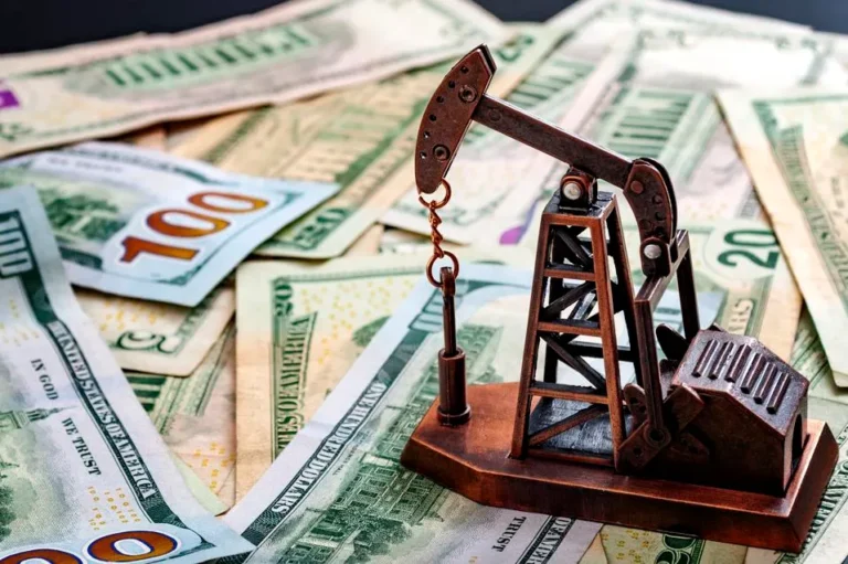 Нефть нестабильна на фоне сильного доллара
