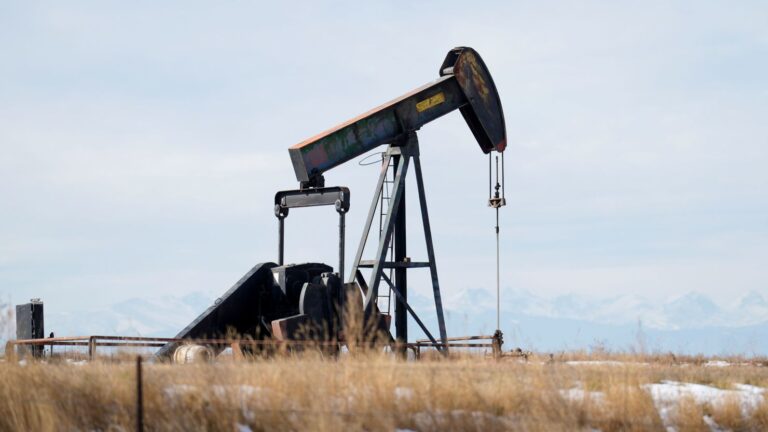 Нефть дешевеет после кратковременного роста