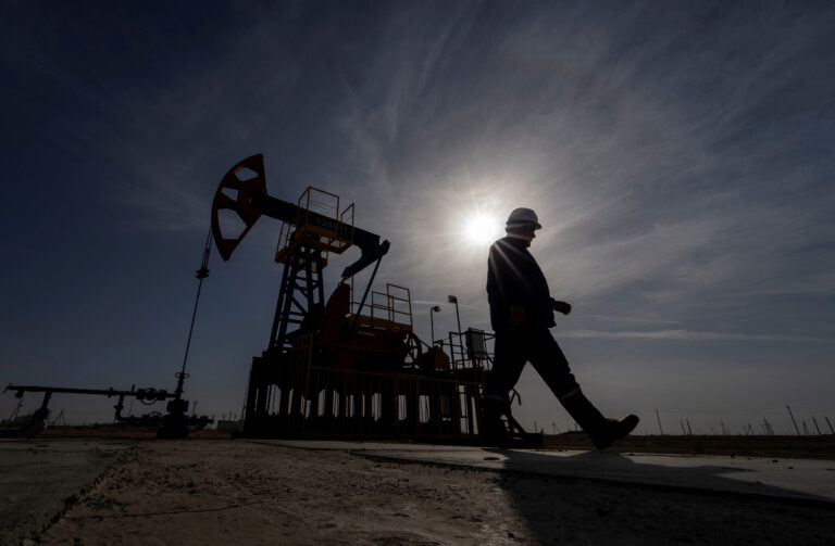 Нефть падает из-за опасений спроса в США