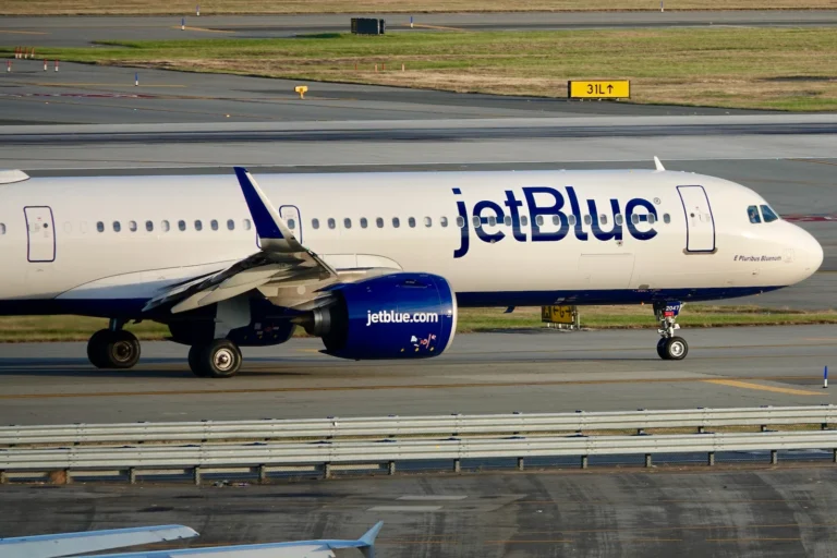 Акции JetBlue взлетели после инвестиций Икана