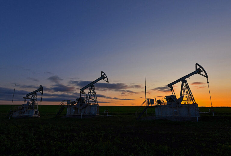 Нефть стабильна на фоне переговоров о Газе