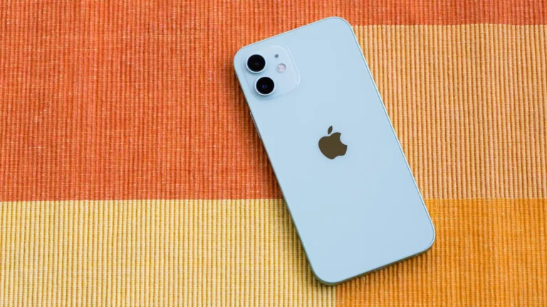 Apple обвиняют в монополизации рынка смартфонов