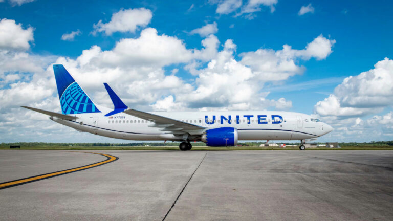 Акции United Airlines упали на 3,4%