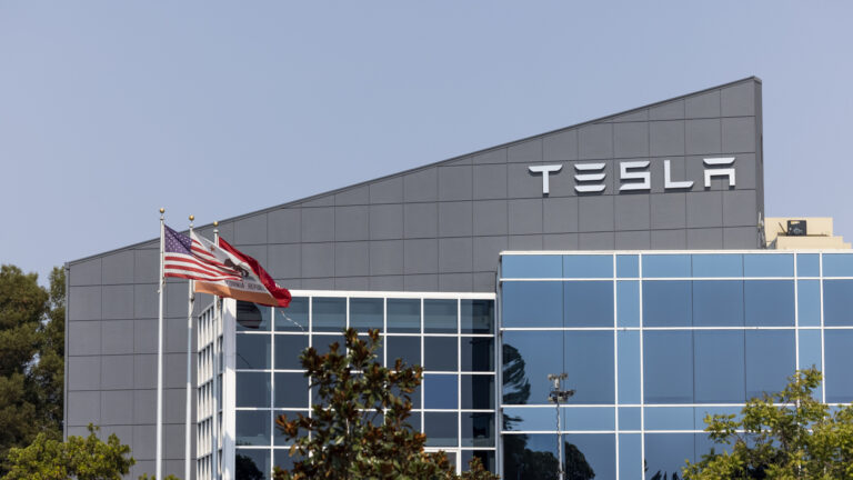 Акции Tesla упали из-за снижения спроса
