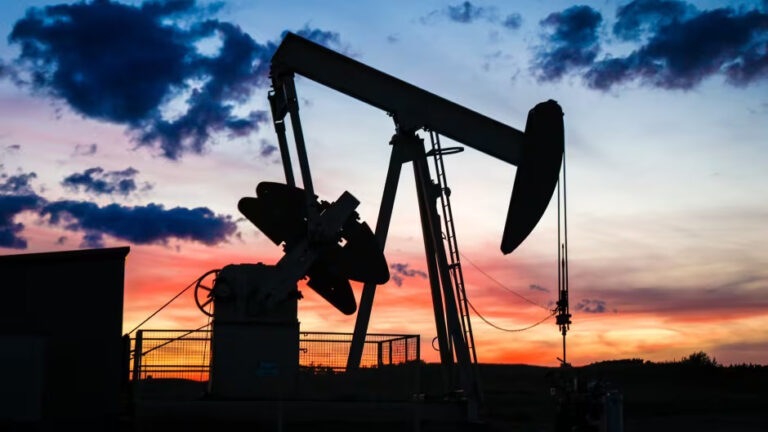 Нефть снижается после достижения максимумов