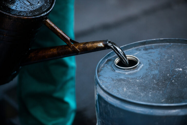 Нефть Brent выше $90 впервые с октября