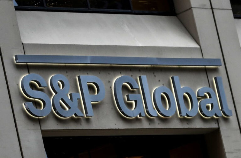Nasdaq и S&P 500 в пятницу закрылись снижением