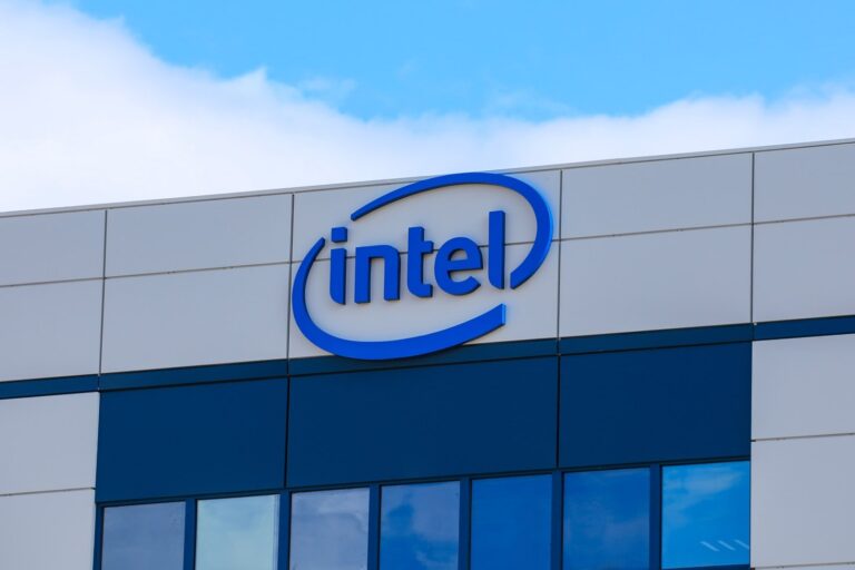 Акции Intel падают из-за конкуренции с TSMC
