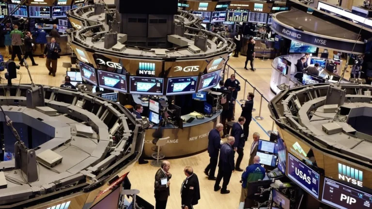 Wall Street plummets mid-earnings season