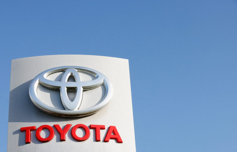 Toyota bets on hybrid models