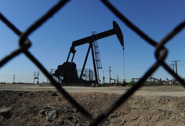 Crude oil prices drop by more than 4%