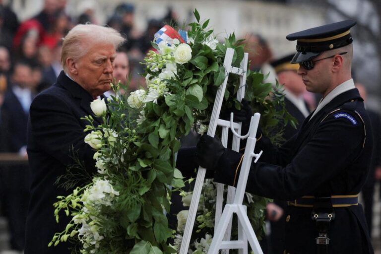 Трамп возлагает венок к Могиле Неизвестного Солдата в Арлингтоне: смотрите видео