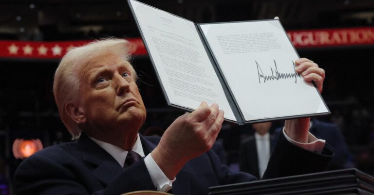 Трамп требует от федеральных работников вернуться в офис на полный рабочий день