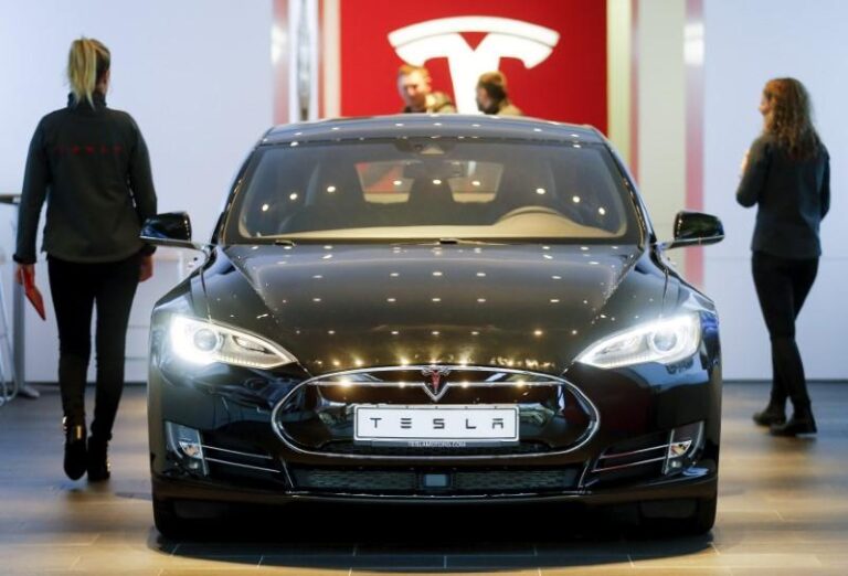 Tesla акцентирует внимание на ИИ, пересматривая прогнозы продаж электромобилей