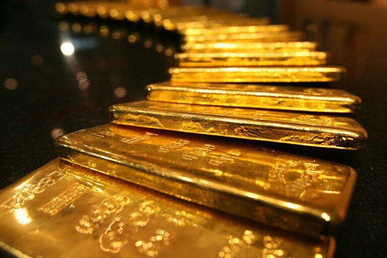Цены на золото достигли рекорда из-за повышенного спроса на фоне тарифных угроз Трампа