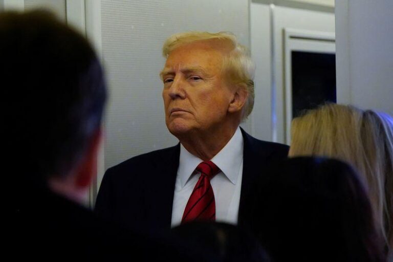 Трамп заявляет, что вертолет Blackhawk в катастрофе в Вашингтоне летел слишком высоко