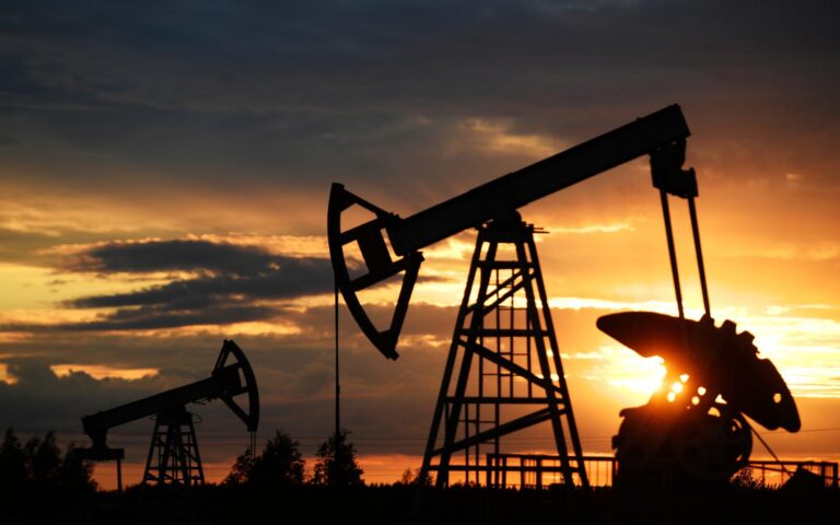 Цены на нефть остаются под давлением: слабые данные по Китаю и прогнозы теплой погоды угрожают спросу