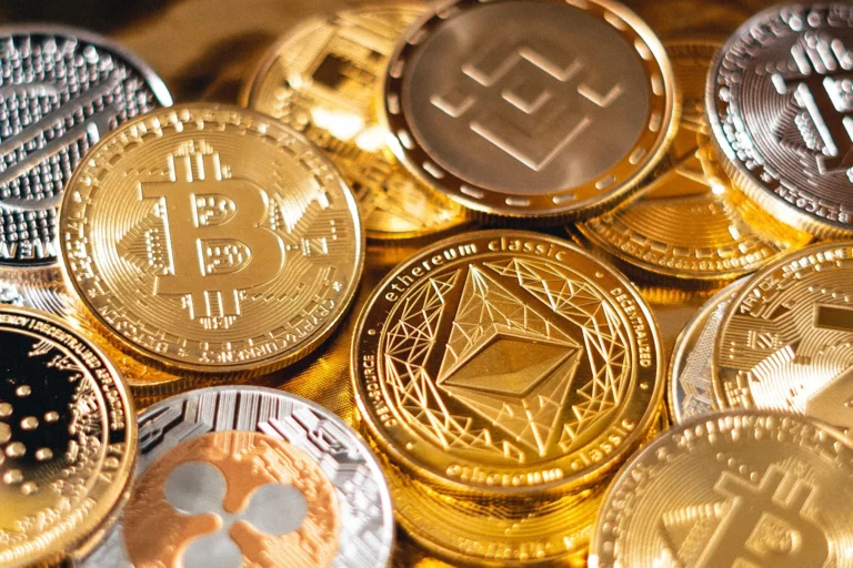 Цена биткоина упала ниже $100 000: влияние Трампа и DeepSeek на рынок криптовалют