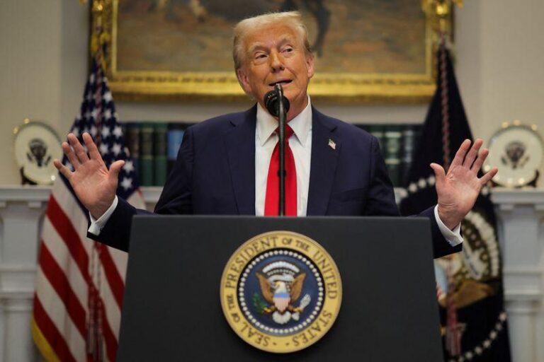 Президент Трамп ввел новые тарифы на Мексику, Канаду и Китай