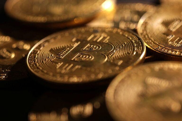 Цена Биткойна сегодня: снижение до $97.7k; MicroStrategy объявляет о квартальных потерях