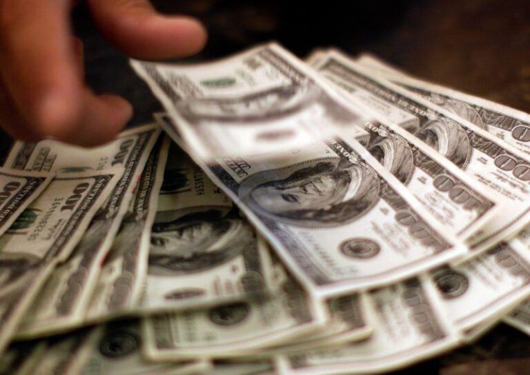 Доллар стабилен на высоких уровнях после тарифов Трампа, фунт стерлингов снижается