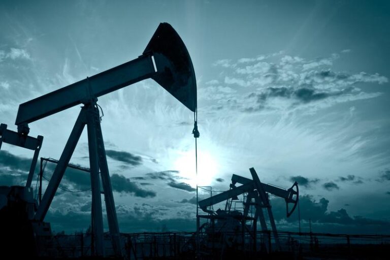 Цены на нефть падают в связи с увеличением запасов нефти в США, что снимает опасения по поводу предложения