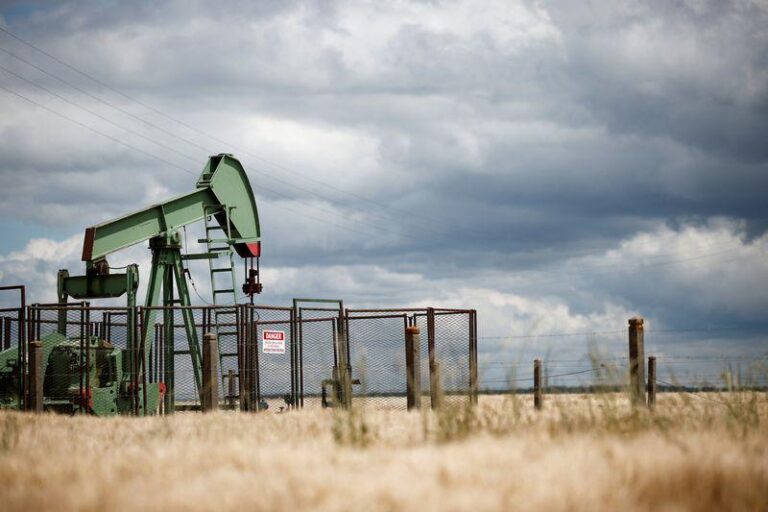 Цены на нефть в США падают после резкого увеличения запасов по данным API