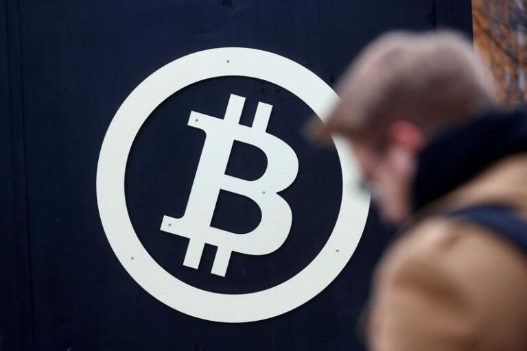 Цена биткойна сегодня: стабильно на уровне $96,8k; что ждет рынок в условиях тарифных волнений?
