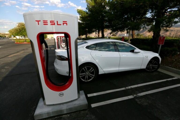 Tesla внедрит функцию навигации по городам в своем программном обеспечении в Китае
