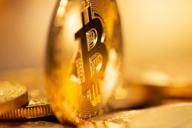 Биткойн падает ниже $90,000 на фоне распродаж ETF в США