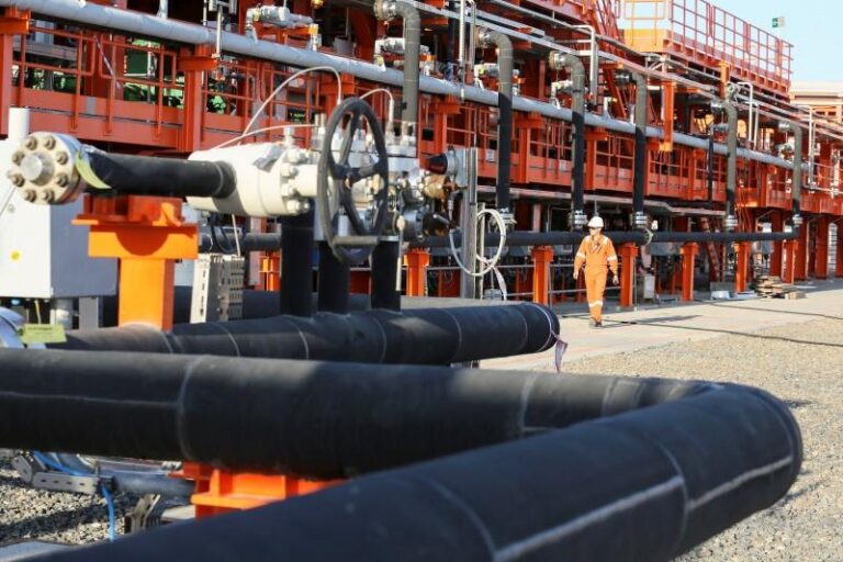 Канада стремится к новым нефтепроводам, чтобы избежать тарифов Трампа, но никто не хочет их строить