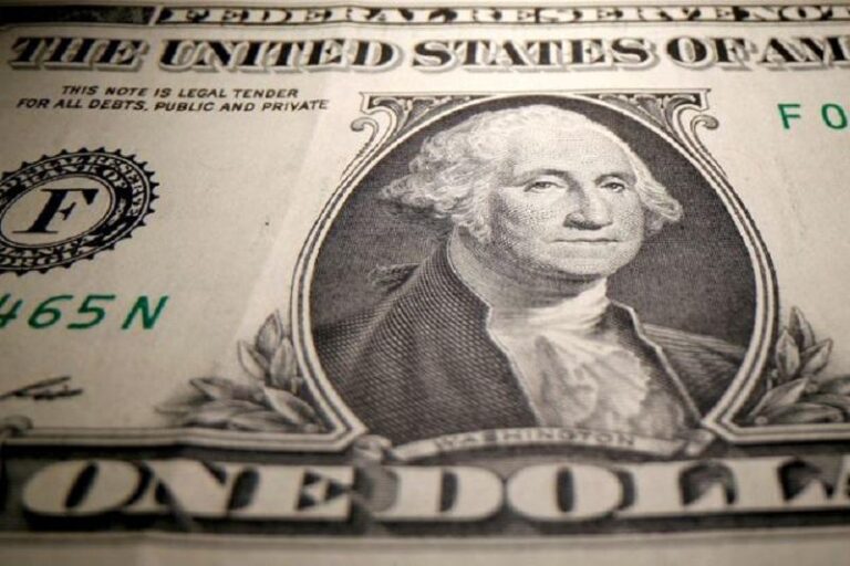 Канадский доллар укрепляется на фоне распродажи доллара США из-за торговых опасений