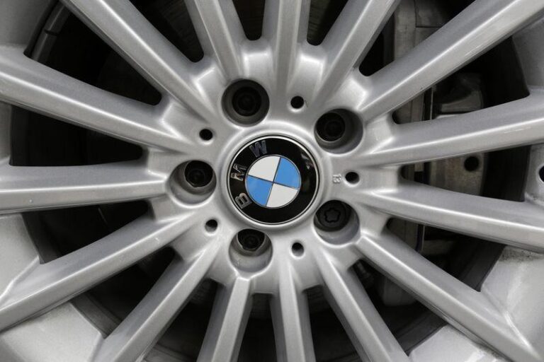 VW может избежать 25% пошлины Трампа, но BMW ждет торговых санкций
