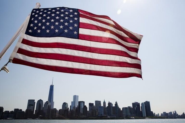Риск рецессии в США увеличился до 35% из-за тарифов Трампа