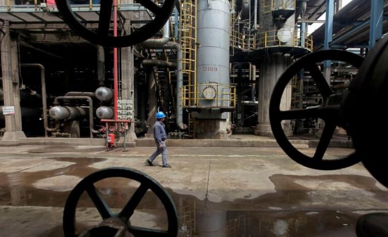 Цены на нефть должны упасть до $53 за баррель для достижения 2% инфляции в США