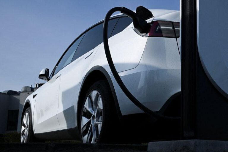 Tesla запускает бесплатный пробный период сервиса ассистированного вождения в Китае