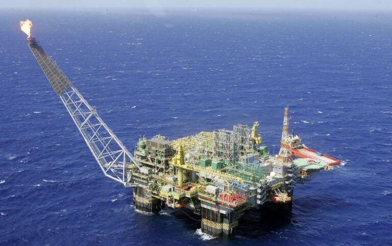 Цены на нефть взлетают на фоне напряженности в Красном море и планов Китая увеличить потребление