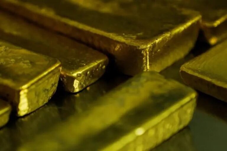 Цены на золото снижаются на фоне укрепления доллара и снижения ожиданий по снижению ставок