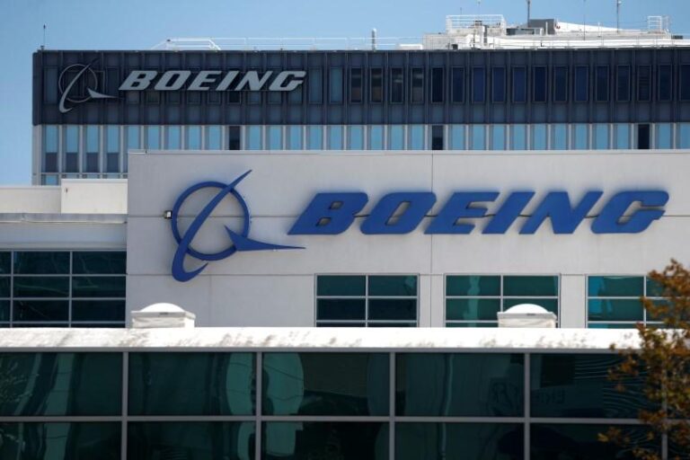 Lockheed теряет позиции после решения о контракте на истребители в пользу Boeing