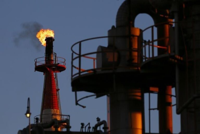 Цены на нефть остаются стабильными рядом с месячным максимумом на фоне снижения запасов нефти в США