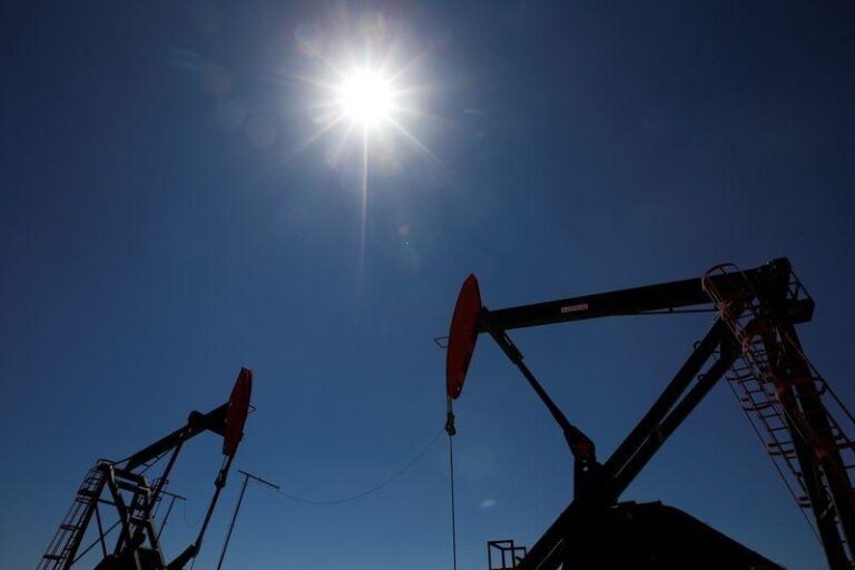 Цены на нефть снижаются из-за опасений по торговой войне, несмотря на угрозы российским поставкам