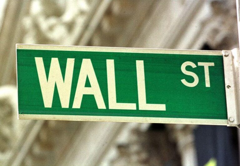 Уолл-стрит готовится к возможному падению S&P 500 из-за тарифов Трампа