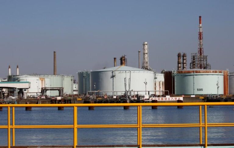 Фьючерсы на нефть почти не изменились, несмотря на рост запасов нефти