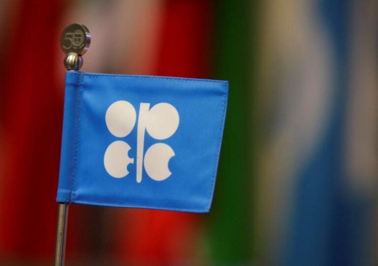 ОПЕК+ ускоряет увеличение добычи нефти, цены на нефть падают