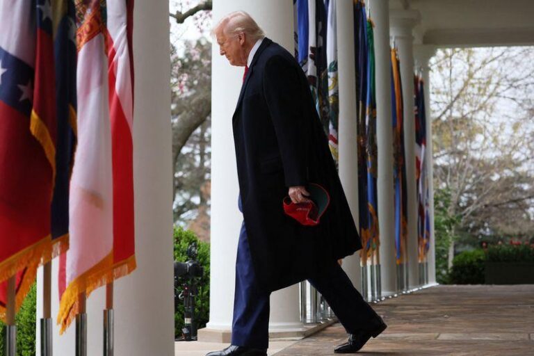 Трамп объявляет о масштабных пошлинах: как это влияет на фондовые рынки США?