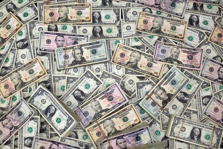 Доллар рискует больше всего: Американская рецессия начинается с понижения рейтинга Moody’s