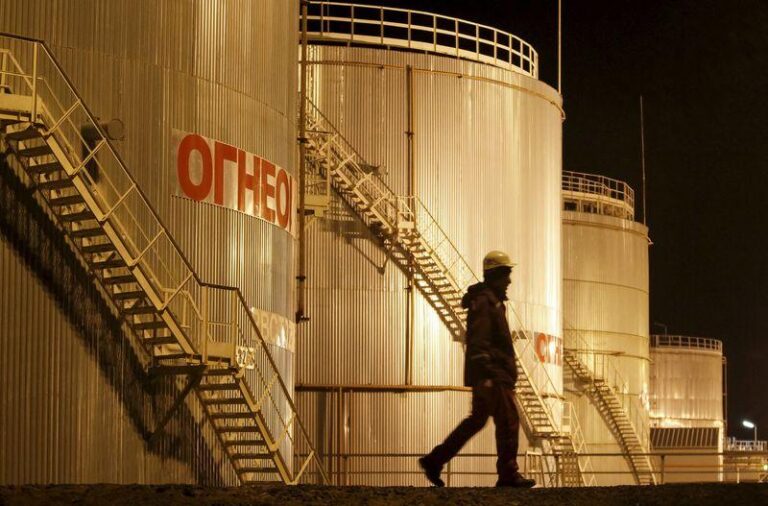 Цены на нефть в США снижаются после неожиданного роста запасов нефти в стране