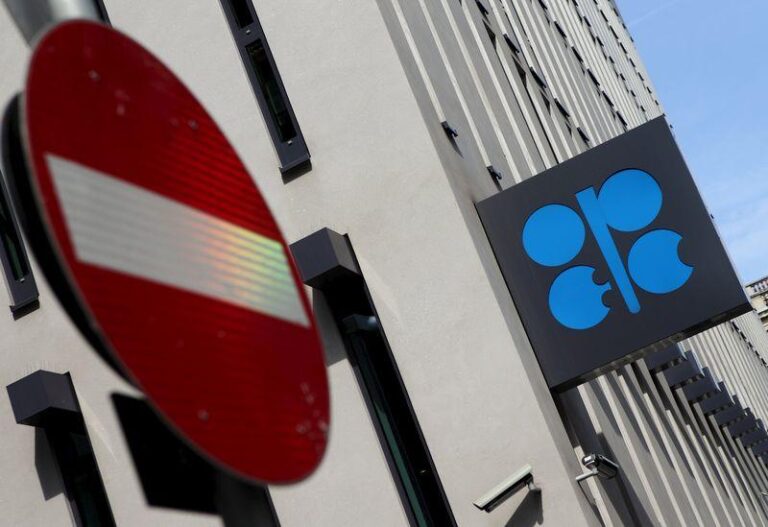 Нефть дешевеет на фоне укрепления доллара и возможного увеличения производства ОПЕК+