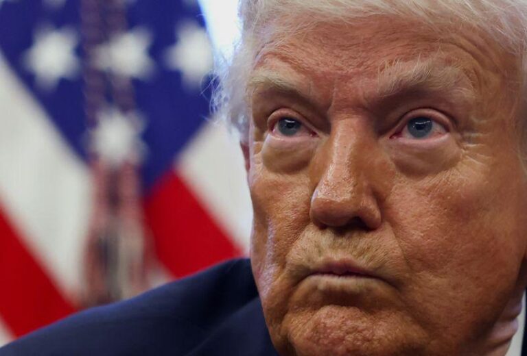 Акции Apple падают на фоне угрозы Трампа ввести тариф 25%